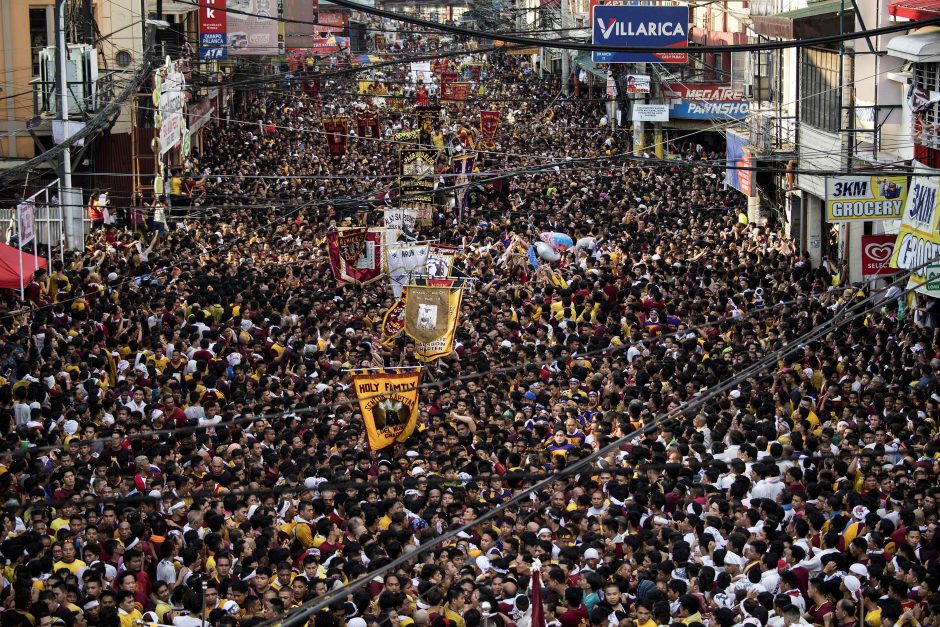 Filipinuose per didžiulę procesiją vežiojama Juodojo Nazariečio statula