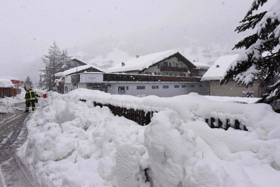 Šveicarijos Alpių kurorte įstrigo 13 tūkst. turistų