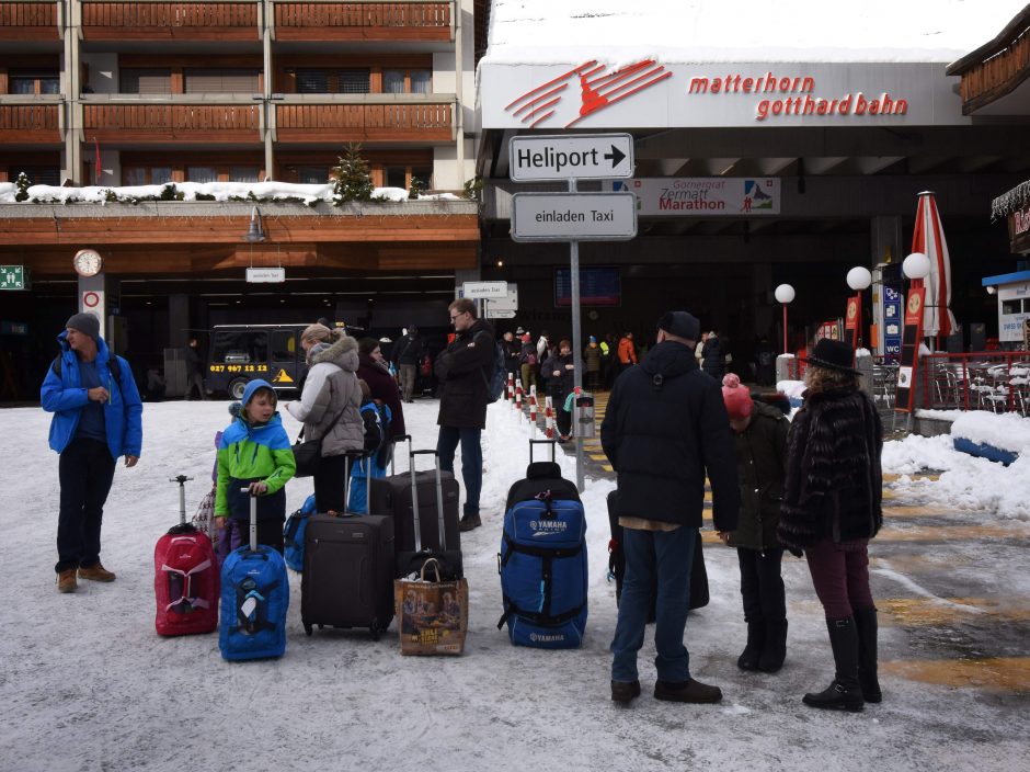 Iš Šveicarijos slidinėjimo kurorto vėl pajudėjo traukiniai