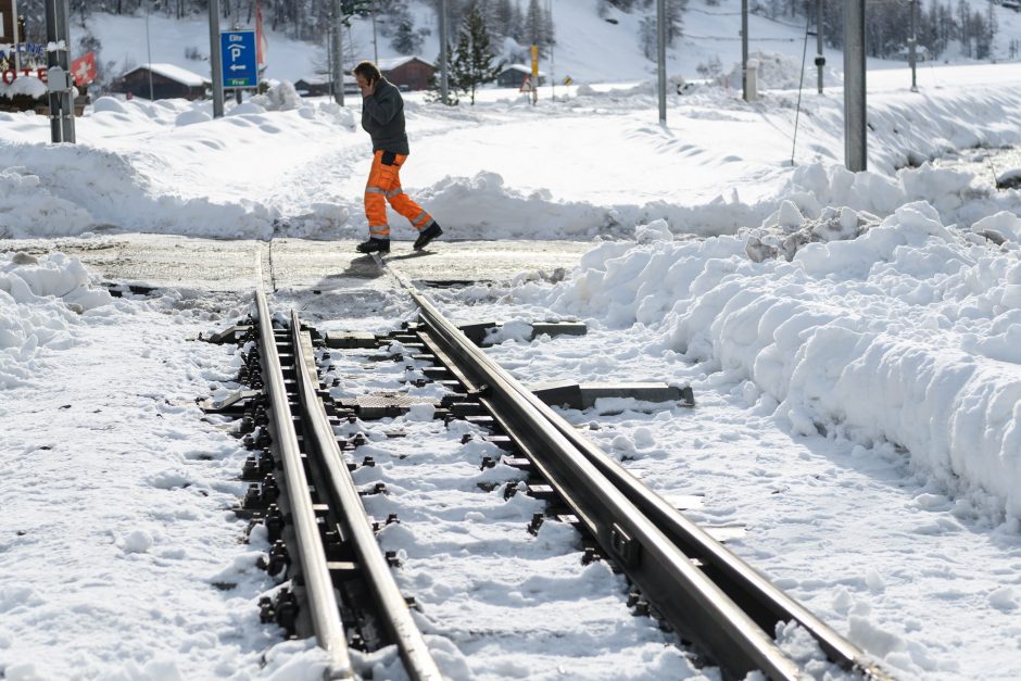 Iš Šveicarijos slidinėjimo kurorto vėl pajudėjo traukiniai