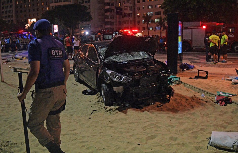 Rio de Žaneire automobiliui įsirėžus į minią žuvo kūdikis, 17 žmonių – sužeisti