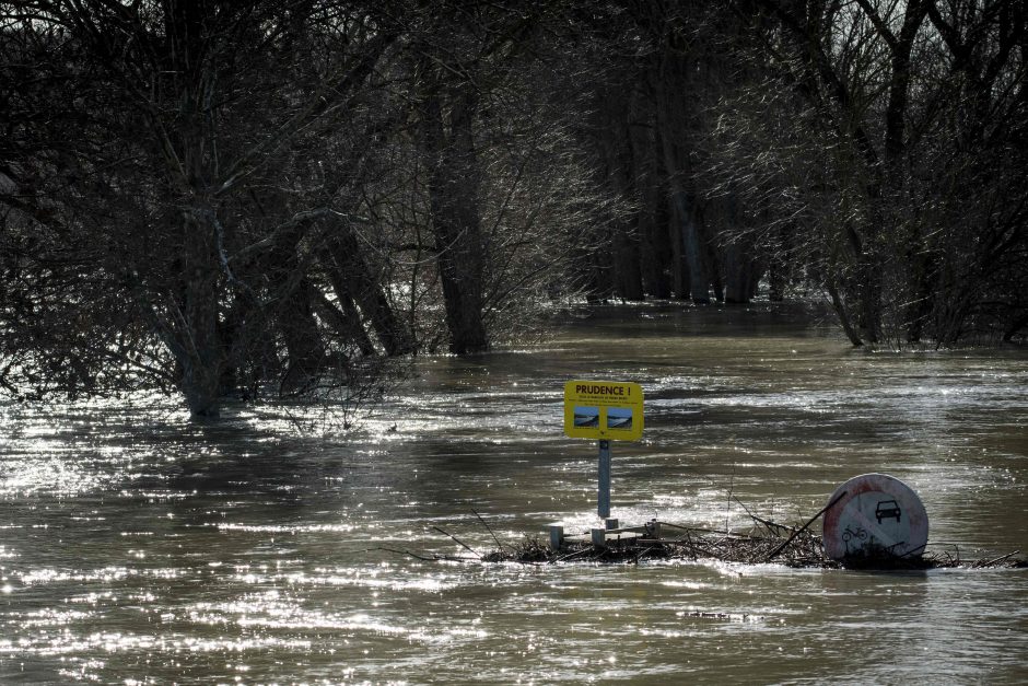 Dėl patvinusios Senos Paryžiuje stabdomas traukinių eismas