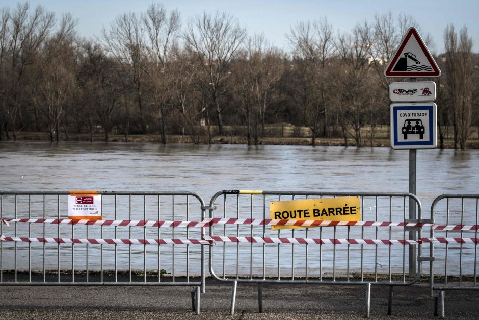 Dėl patvinusios Senos Paryžiuje stabdomas traukinių eismas