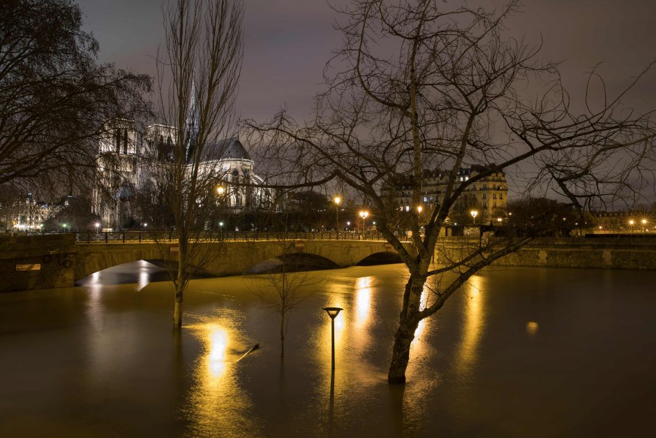 Užlietame Paryžiuje Senos vandens lygis pasiekė piką