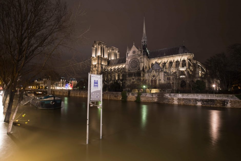 Užlietame Paryžiuje Senos vandens lygis pasiekė piką