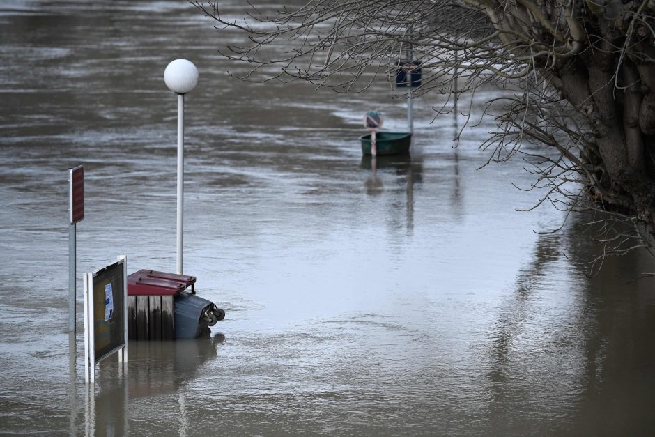 Užlietame Paryžiuje Senos vandens lygis pasiekė piką