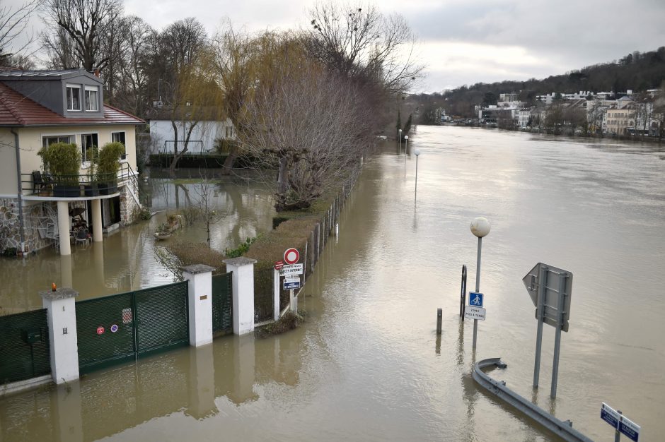 Užlietame Paryžiuje Senos vandens lygis pasiekė piką