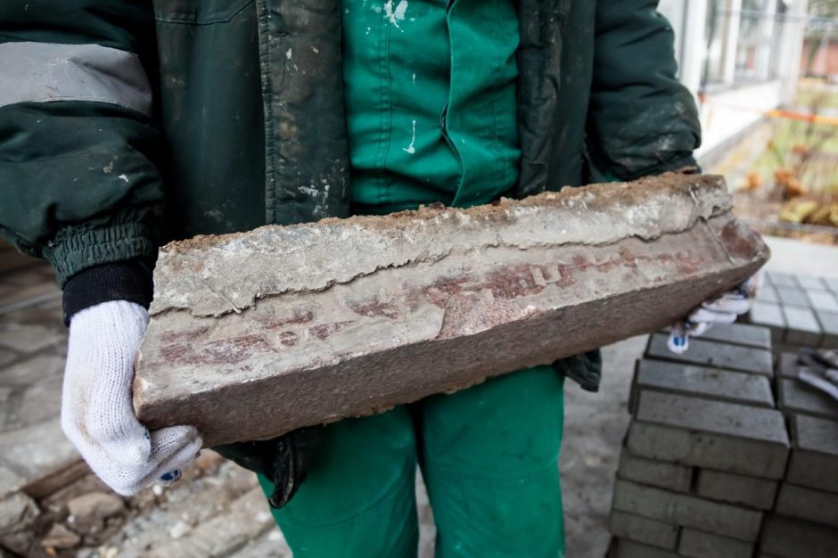 Vilniuje iš ligoninės laiptų išmontuoti žydų paminkliniai akmenys grąžinami į kapines