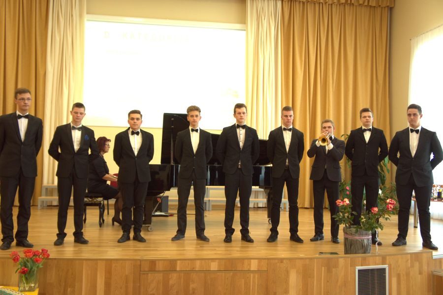 Garliavoje moksleiviai dainavo Lietuvai 