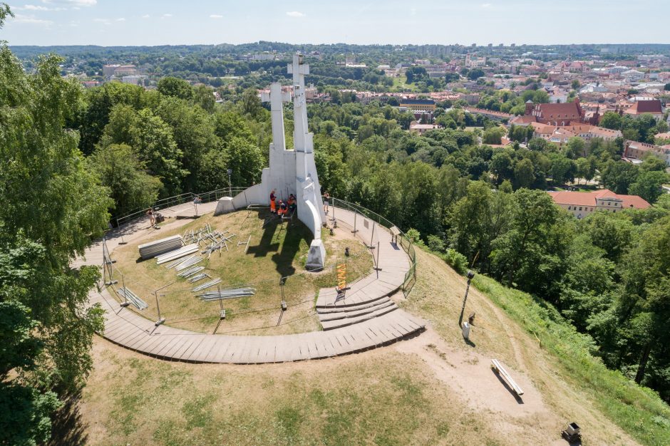 Trys kryžiai vėl atgims balta spalva