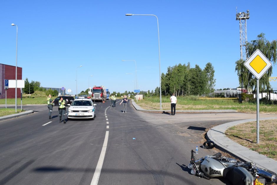 Po skaudžios motociklo ir „Toyotos“ avarijos – liudininkų paieškos