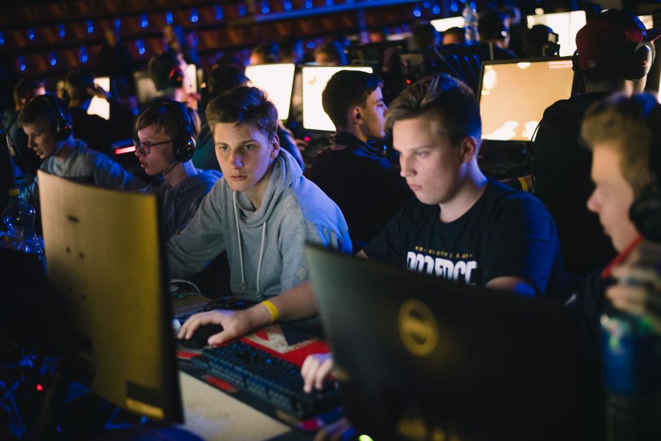 Sporto halėje e-sportininkai rungėsi dėl tūkstantinių prizų