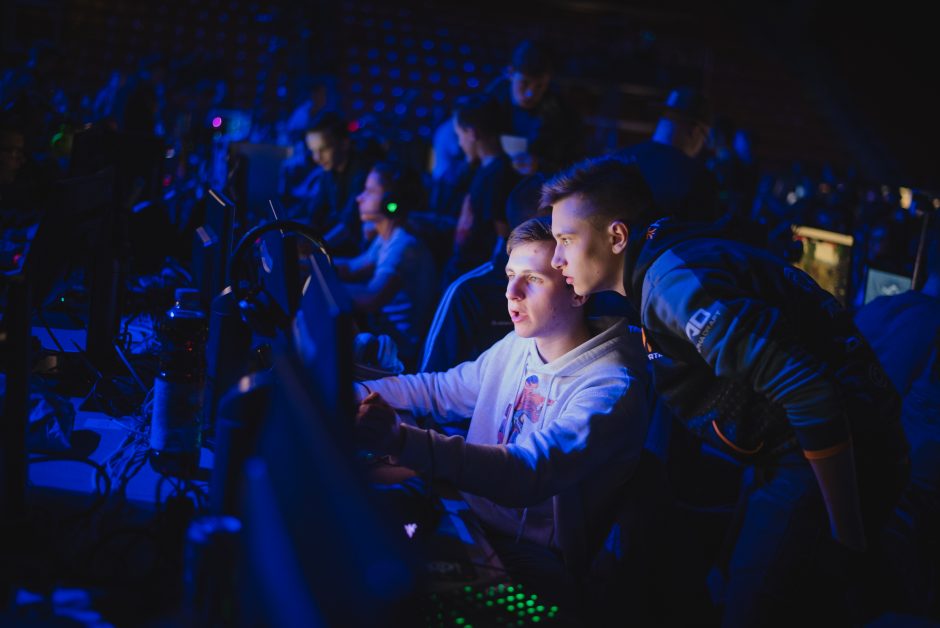 Sporto halėje e-sportininkai rungėsi dėl tūkstantinių prizų