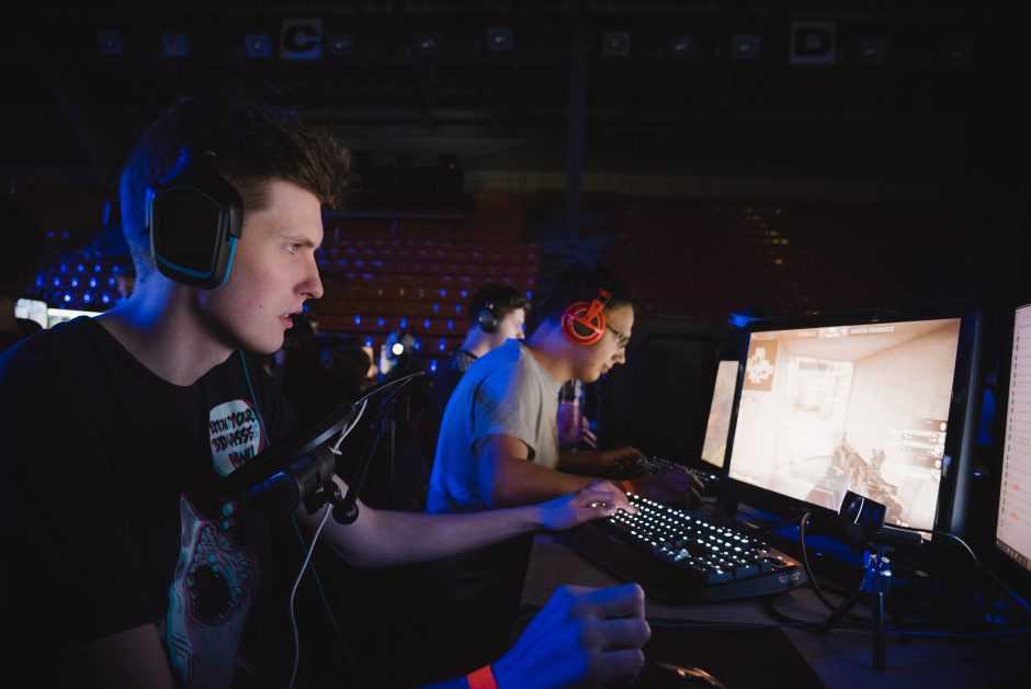 Sporto halėje e-sportininkai rungėsi dėl tūkstantinių prizų