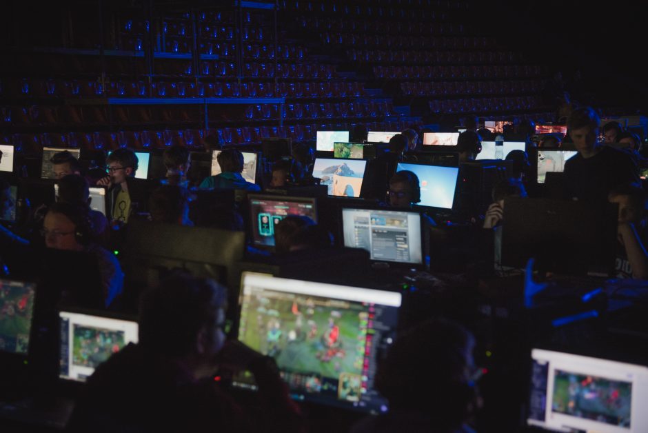 Sporto halėje e-sportininkai rungėsi dėl tūkstantinių prizų