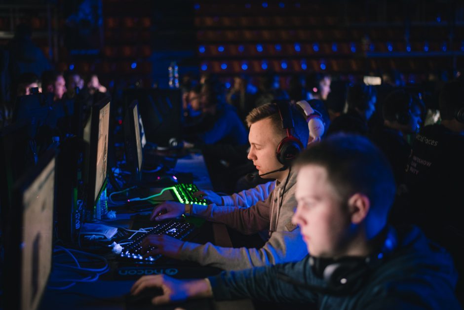 Sporto halėje e-sportininkai rungėsi dėl tūkstantinių prizų