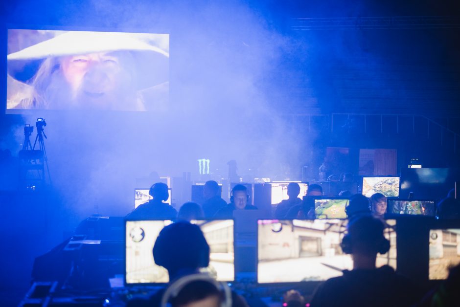 Sporto halėje e-sportininkai rungėsi dėl tūkstantinių prizų