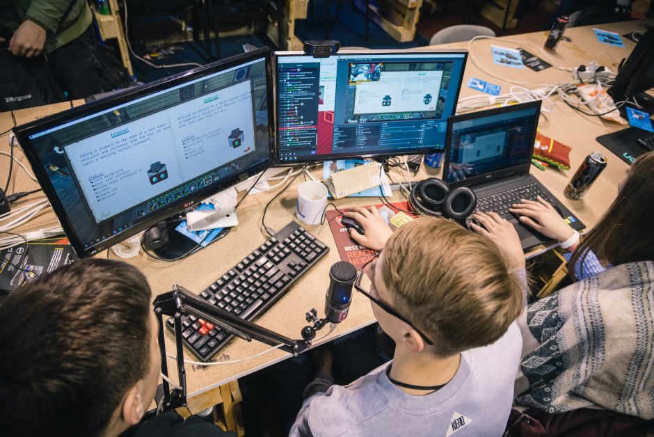 Sporto halėje e-sportininkai rungėsi dėl tūkstantinių prizų