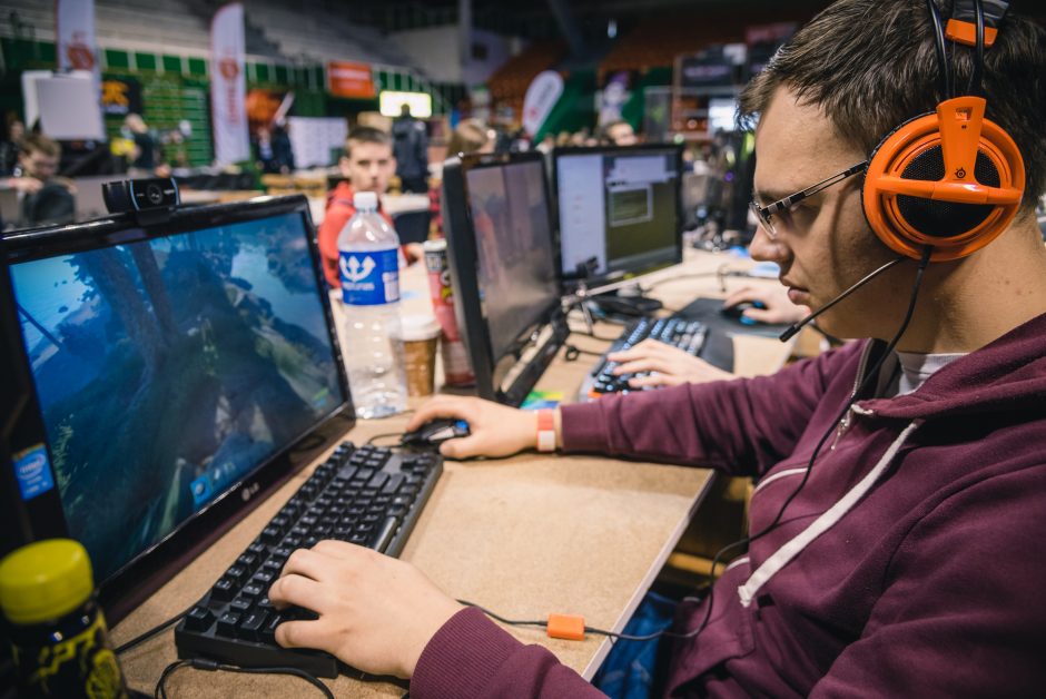 Sporto halėje e-sportininkai rungėsi dėl tūkstantinių prizų