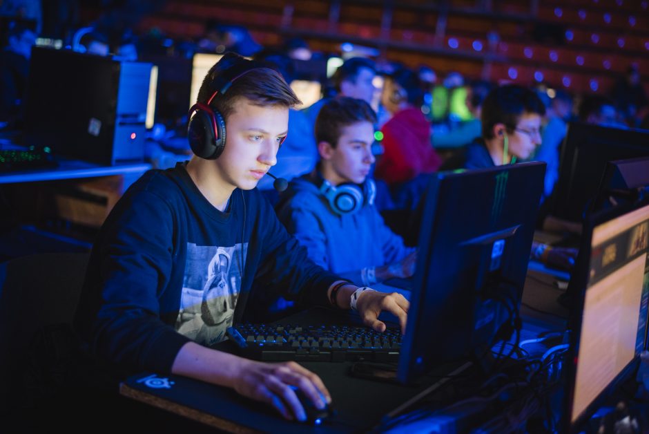 Sporto halėje e-sportininkai rungėsi dėl tūkstantinių prizų