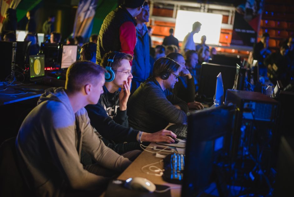 Sporto halėje e-sportininkai rungėsi dėl tūkstantinių prizų