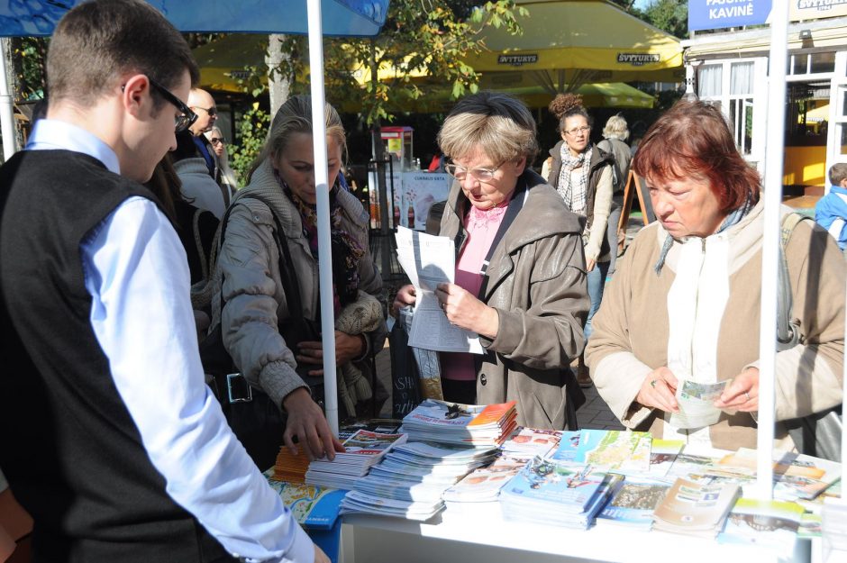 Palanga viliojo tūkstančiu stalų 