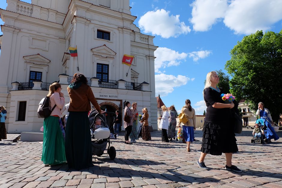 Pasitiko vasarą su ilgu sijonu