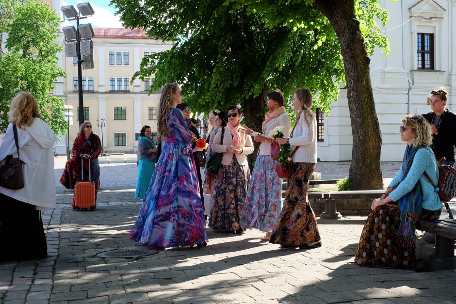 Pasitiko vasarą su ilgu sijonu