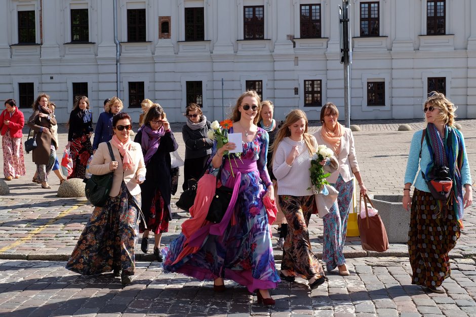 Pasitiko vasarą su ilgu sijonu