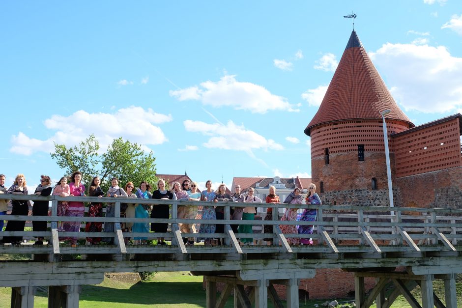 Pasitiko vasarą su ilgu sijonu