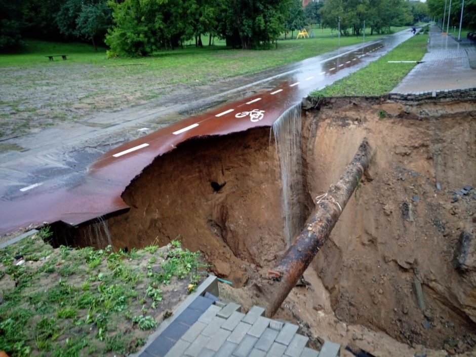 Liūtis pasiekė ir Vilnių: gatvėse įsivyravo sumaištis, atsivėrė įgriuva