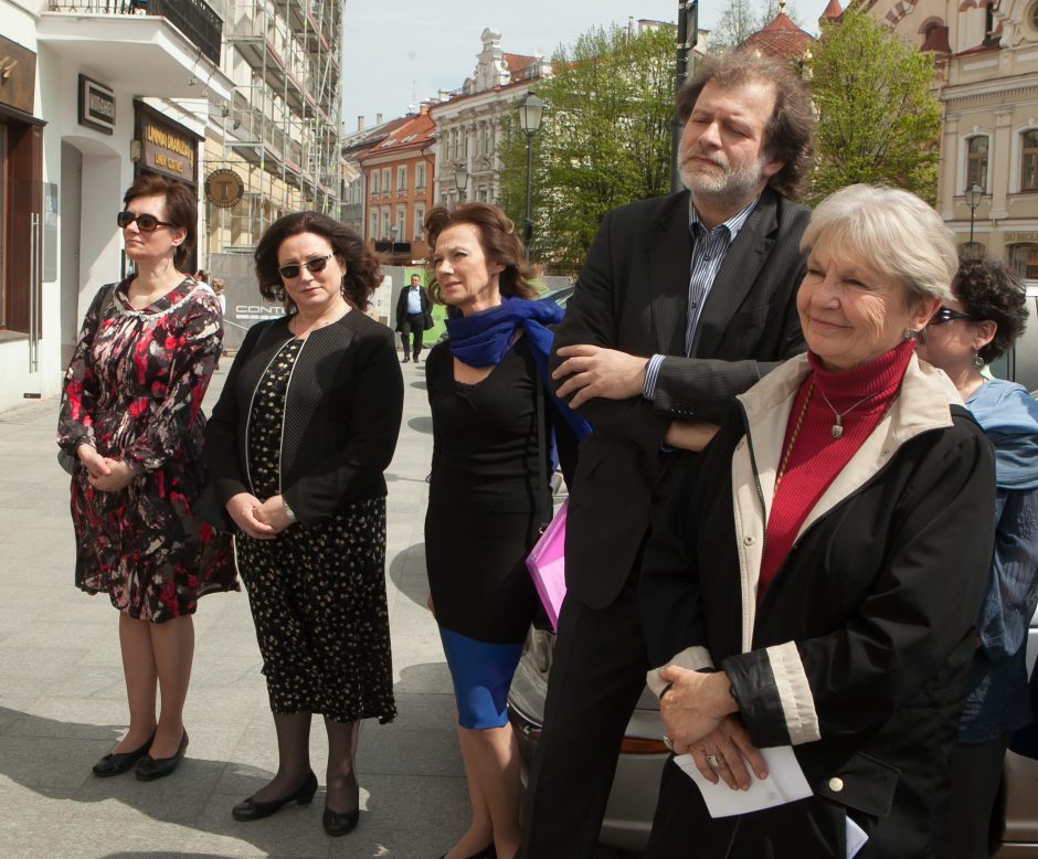 Sostinėje atidengta poeto K. Bradūno atminimo lenta