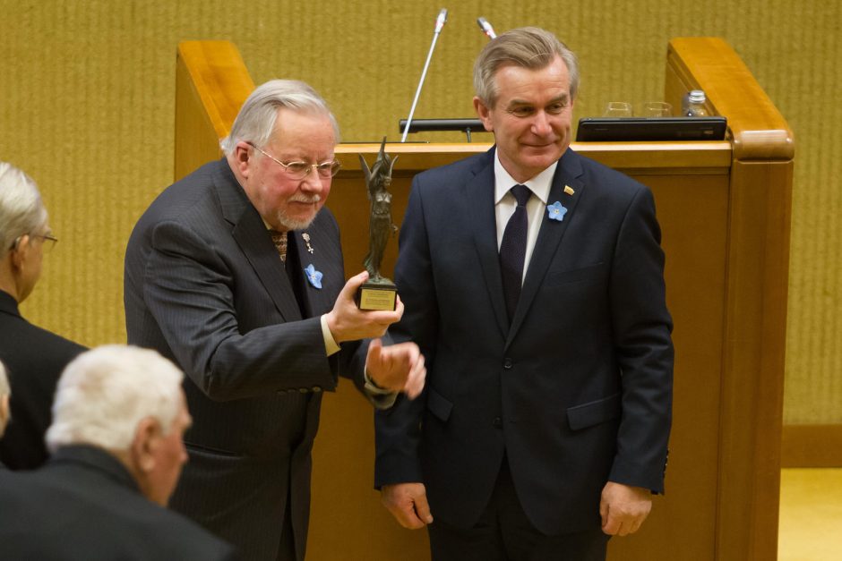 V. Adamkui ir V. Landsbergiui įteiktos Laisvės premijos