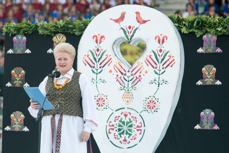 Tautinio kostiumo dienos proga pasipuošė ir prezidentė