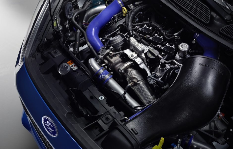 „Ford Fiesta R2“: trys cilindrai ralio trasose