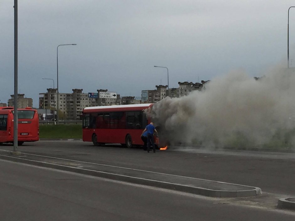 Prie „Megos“ užsiliepsnojo autobusas