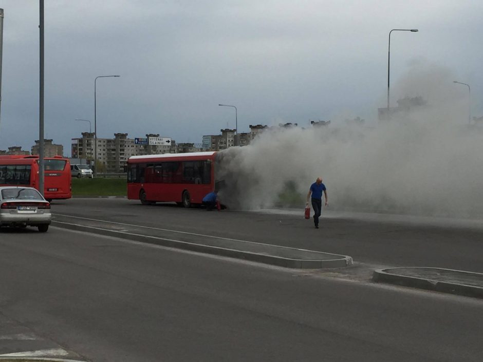 Prie „Megos“ užsiliepsnojo autobusas