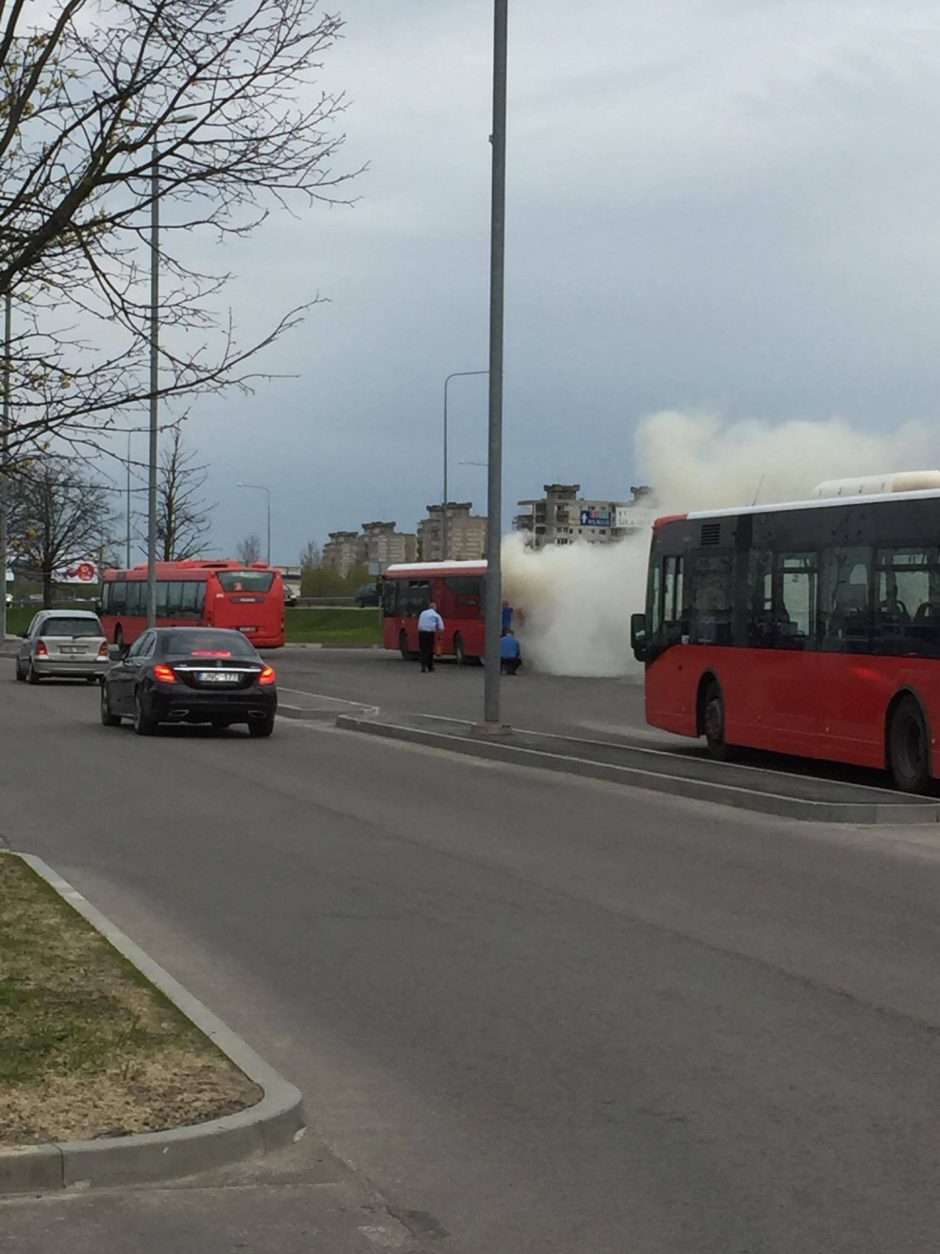 Prie „Megos“ užsiliepsnojo autobusas