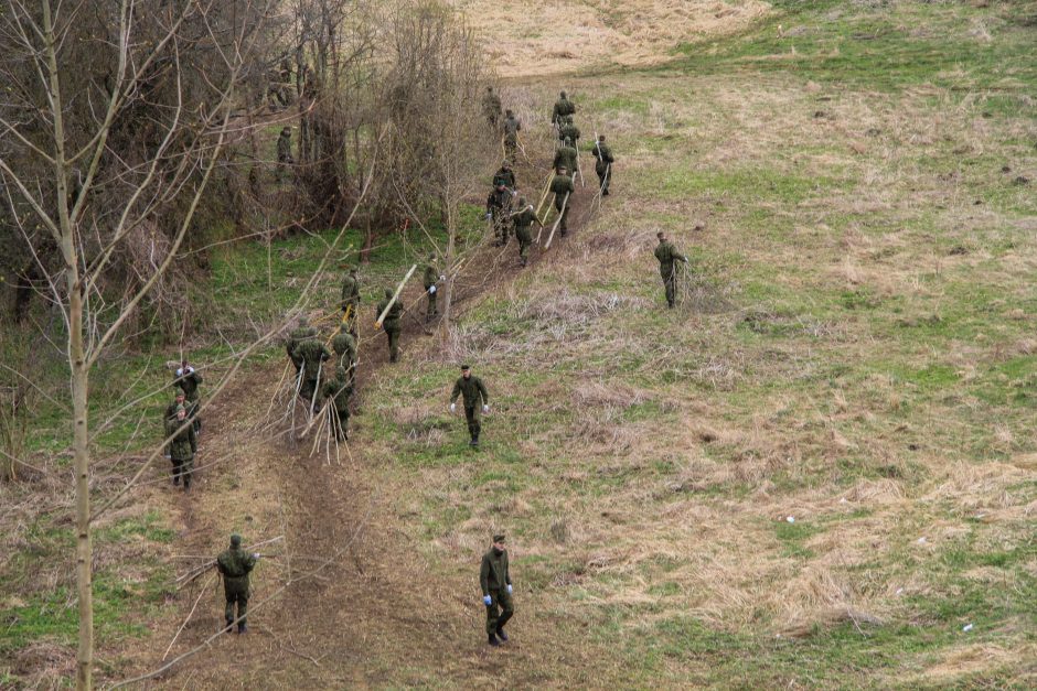 Budelių piliakalnį šturmavo kariai