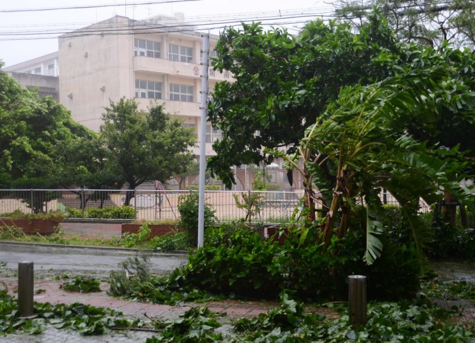 Japonijos Okinavos salose – galingas taifūnas