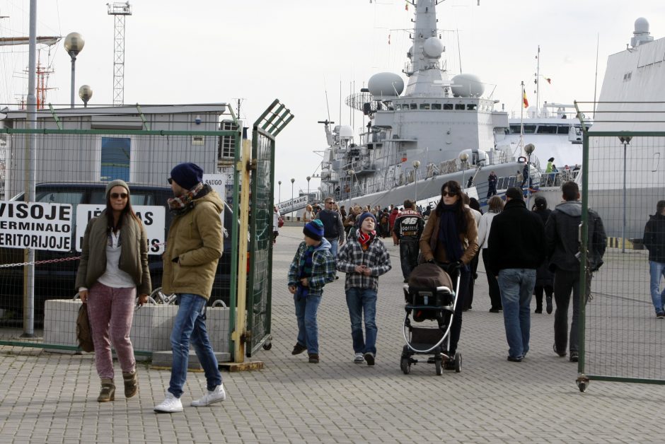 Klaipėdiečiai užplūdo į uostą užsukusius NATO laivus