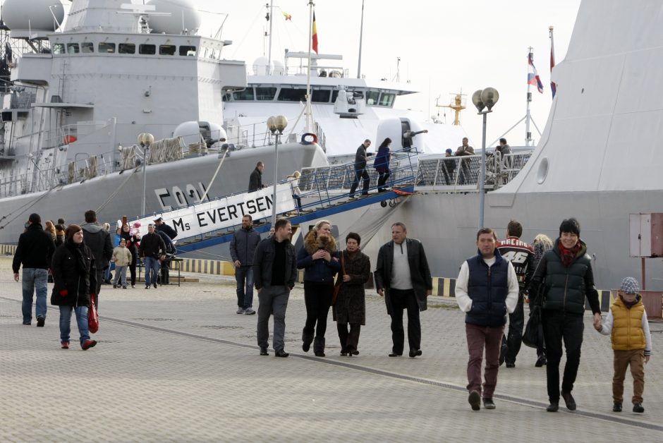 Klaipėdiečiai užplūdo į uostą užsukusius NATO laivus