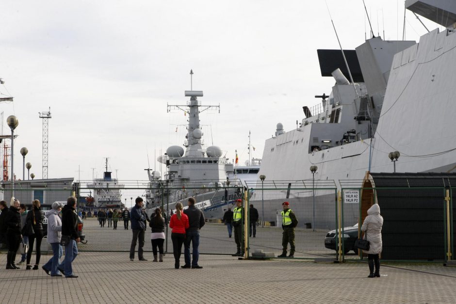 Klaipėdiečiai užplūdo į uostą užsukusius NATO laivus