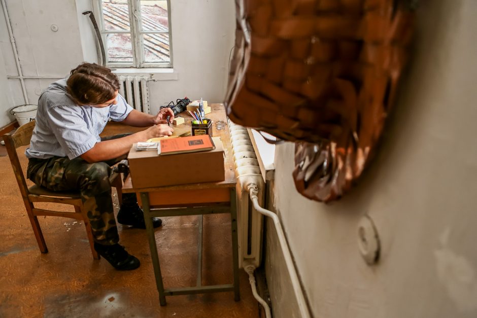 Skulptorius, pagaląstu žvilgsniu stebintis pasaulį