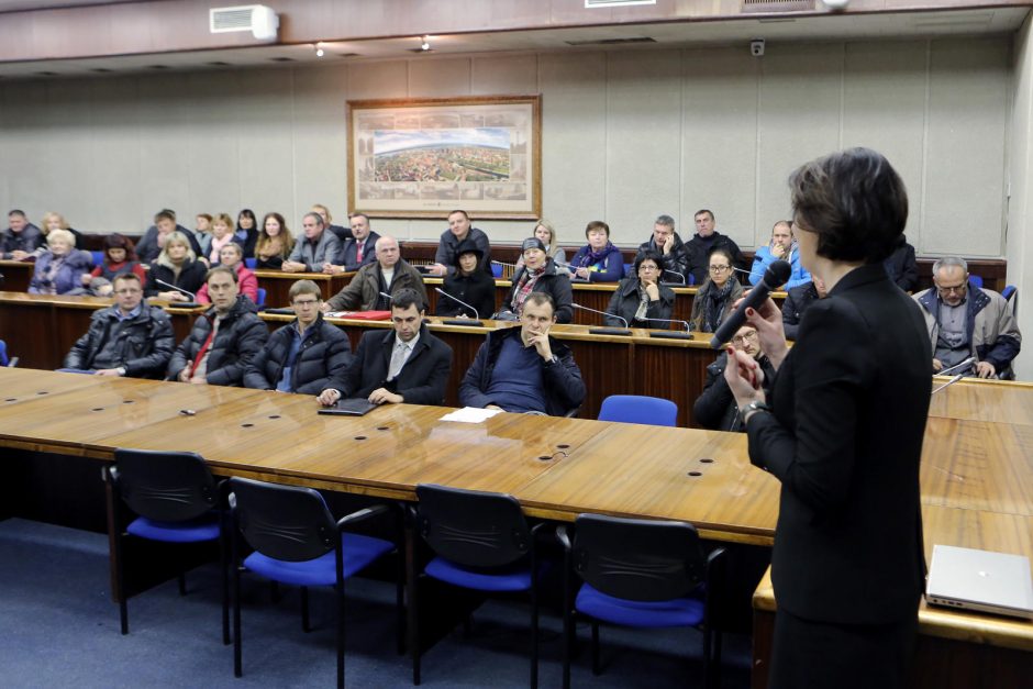 Į aistras dėl naujo asfalto įpainiota ir žinoma politikė