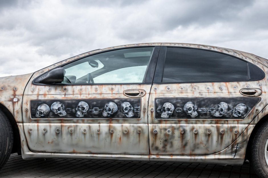 Automobilį išpiešė kaukolėmis: bando prisijaukinti mirtį 