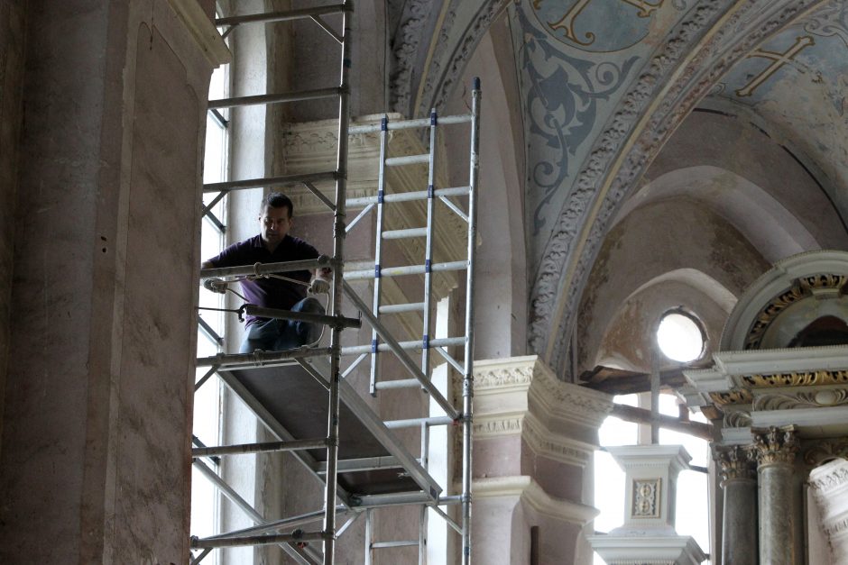 Šv. Jurgio Kankinio bažnyčia dabinasi vitražais