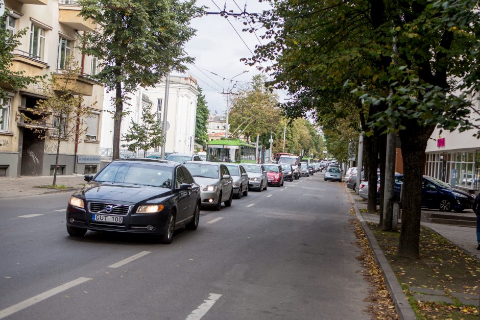 Automobilių spūstys vis labiau dusina Kauną