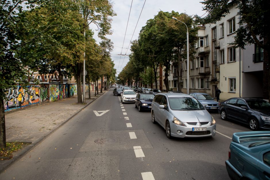 Automobilių spūstys vis labiau dusina Kauną