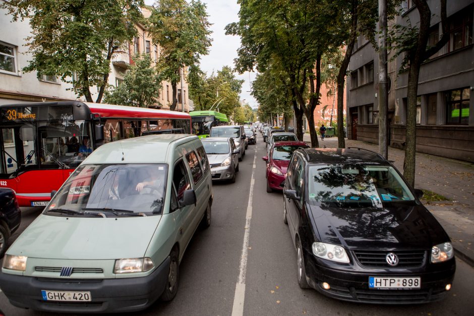 Automobilių spūstys vis labiau dusina Kauną